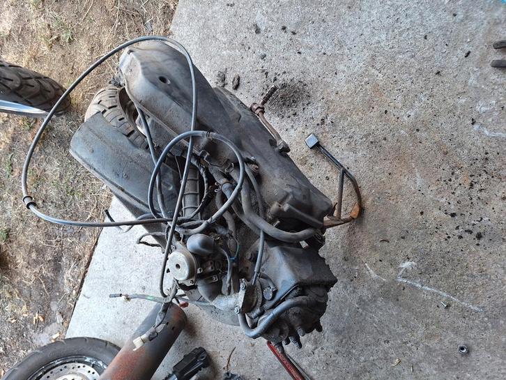 Motorblok volledig sym mio 50cc scooter 4 takt, Fietsen en Brommers, Brommeronderdelen | Algemeen, Zo goed als nieuw, Carburateur