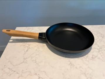 Staub koekenpan 24 cm in nieuwstaat  beschikbaar voor biedingen