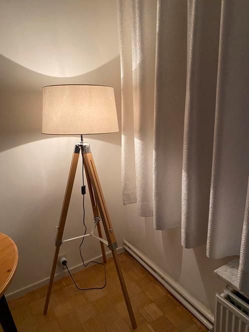 Staanlamp wit houten poten en gratis dimmer, Huis en Inrichting, Lampen | Vloerlampen, Zo goed als nieuw, 100 tot 150 cm, Hout