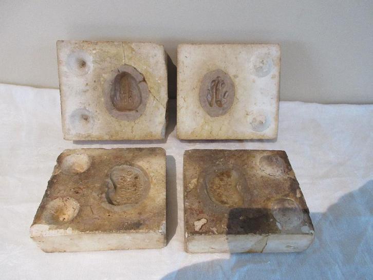 2 héél oude bakvormen in steen  pralinevormen keuken vintage, Antiek en Kunst, Curiosa en Brocante, Ophalen