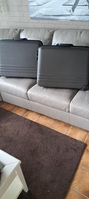 2 grote reiskoffers 70cm x 50cm hoog  beschikbaar voor biedingen