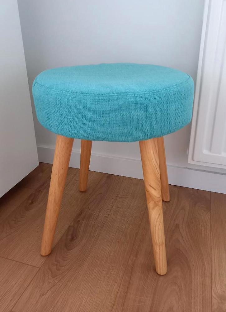 TRENDY KRUKJE MET HOUTEN POTEN, Huis en Inrichting, Krukjes, Gebruikt, Ophalen