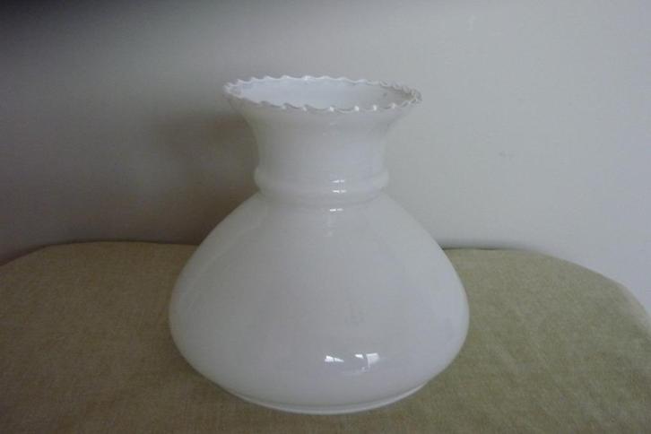 2 identieke opaline lampenkapjes, Huis en Inrichting, Lampen | Lampenkappen, Gebruikt, Minder dan 25 cm, Rond, Wit, Ophalen of Verzenden