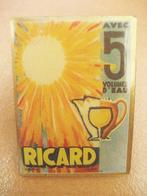 publ.RICARD, superbe pin's 1980, Collections, Broches, Pins & Badges, Marque, Utilisé, Enlèvement ou Envoi, Insigne ou Pin's
