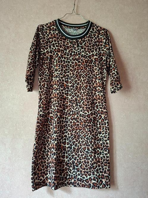 Trendy Luipaardprint Jurkje met Sportieve Strepen Maat 36, Kleding | Dames, Jurken, Zo goed als nieuw, Maat 36 (S), Wit, Boven de knie