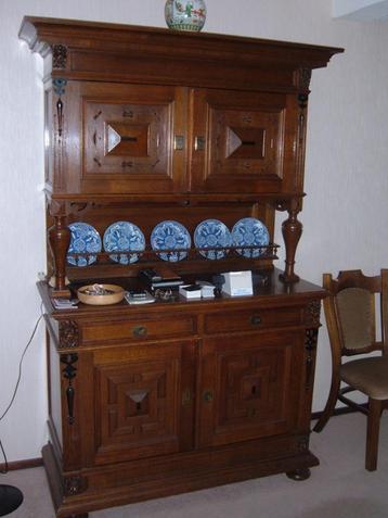 Meuble de buffet vieux de 100 ans