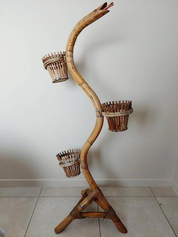 Vintage plantenstaander bamboe / rotan met drie bloempotjes beschikbaar voor biedingen