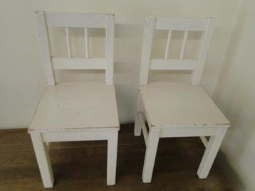 2 witte kinderstoeltjes beschikbaar voor biedingen