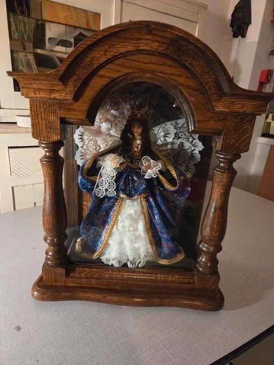 Maria met kindje Jesus in eiken vitrine., Antiek en Kunst, Antiek | Religieuze voorwerpen, Ophalen of Verzenden