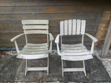 A donner 2 chaises de jardin en résine Grosfillex à nettoyer beschikbaar voor biedingen