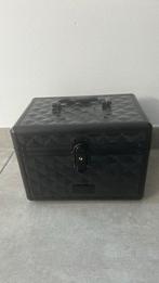 Kleine koffer met sleutels (manicure/ make up), Handtassen en Accessoires, Beautycases, Ophalen, Zo goed als nieuw