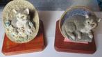 2 poesjes in hun zeteltje , samen 2 euro, Ophalen of Verzenden, Gebruikt, Hond of Kat, Beeldje of Figuurtje