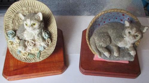 2 poesjes in hun zeteltje , samen 2 euro, Verzamelen, Dierenverzamelingen, Gebruikt, Beeldje of Figuurtje, Hond of Kat, Ophalen of Verzenden