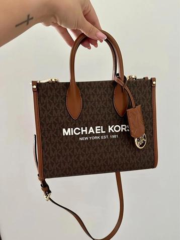 Bruine handtas van Michael Kors met monogram beschikbaar voor biedingen