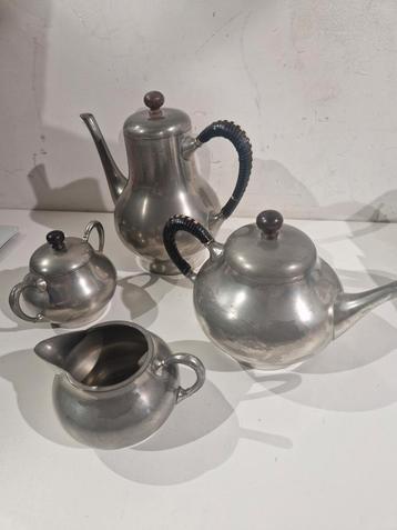 Tinnen koffie en thee servies , melk en suiker . Gestempeld  beschikbaar voor biedingen
