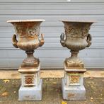 Landelijke brocante tuinvazen op voetstuk van gietijzer, Jardin & Terrasse, Vases de jardin, Comme neuf, Enlèvement ou Envoi