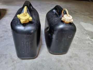 2x jerrycan 10 liter met trechter beschikbaar voor biedingen