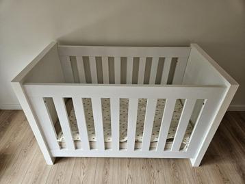 Wit babybedje - modern en stevig beschikbaar voor biedingen