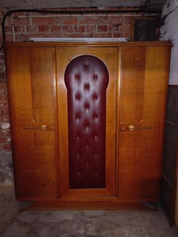 Gratis vintage kast beschikbaar voor biedingen