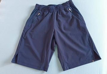 Sportshort voor jongen 12 jaar beschikbaar voor biedingen