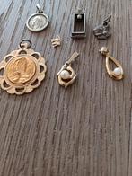 7 kleine hangertjes, 2 met parel,letter M, 2 medailles,enz, Ophalen of Verzenden, Zo goed als nieuw, Met parel