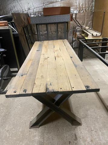 Tafel met ijzeren onderstel en wagondelen beschikbaar voor biedingen