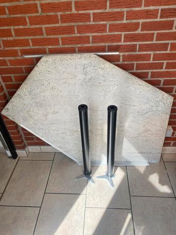 Granieten hoektafel beschikbaar voor biedingen