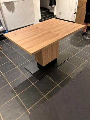 Uitschuifbare tafel zo goed als nieuw beschikbaar voor biedingen