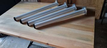 Tafel met stevige metalen poten eenvoudige montage. beschikbaar voor biedingen