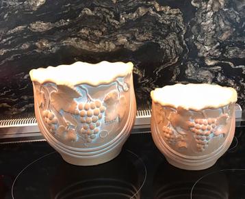 Twee cache-pot met druivenmotief in aardewerk beschikbaar voor biedingen