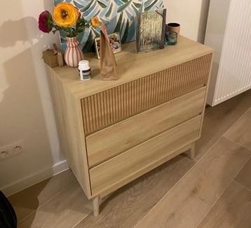 Houten kastje beschikbaar voor biedingen