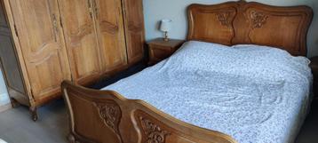 Eiken slaapkamer: bed, kast, nachtkastjes beschikbaar voor biedingen