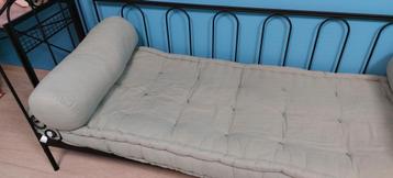 Banquette en métal avec coussins beschikbaar voor biedingen