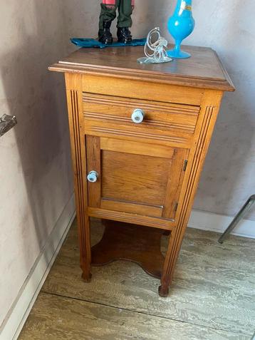 vintage retro kastje beschikbaar voor biedingen