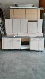 Keukenblokje met bovenkastjes en Atag apparatuur 250cm breed, Crème, Overige materialen, Gebruikt, Enkelwandige keuken