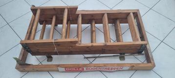 Zoldertrap met frame. beschikbaar voor biedingen