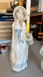 Statue NAO de Lladró — fille avec un panier de fleurs —26 cm, Antiquités & Art, Enlèvement