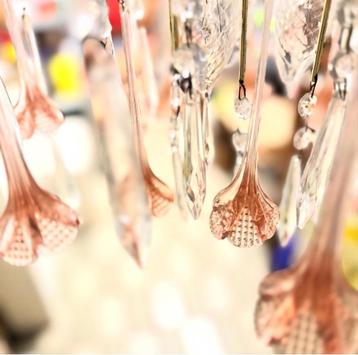 Roze Teardrop luster in kristal beschikbaar voor biedingen