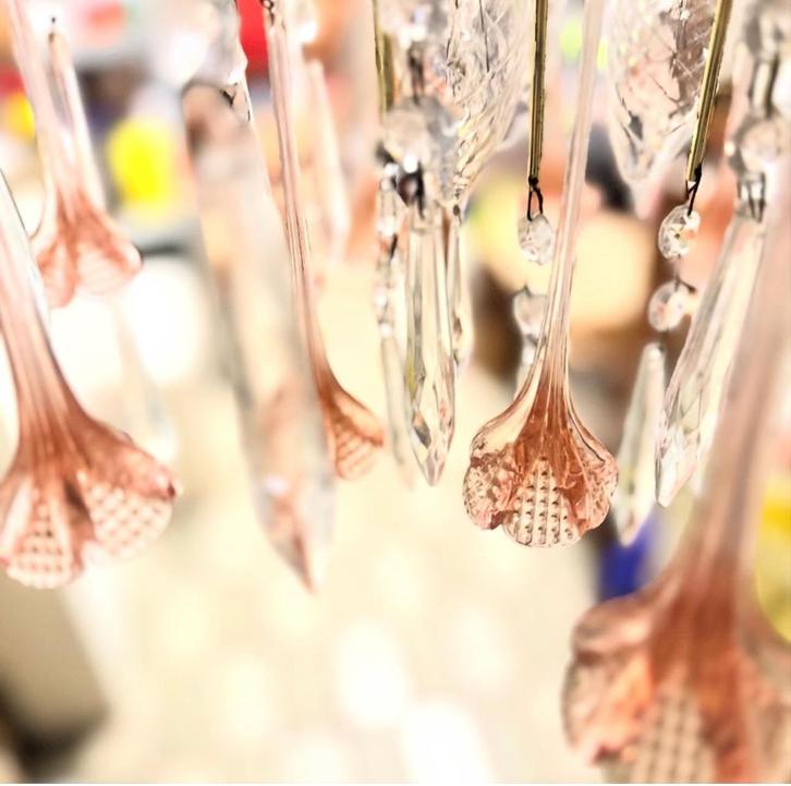 Roze Teardrop luster in kristal, Antiek en Kunst, Antiek | Verlichting, Ophalen