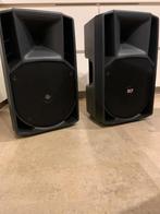 Actieve luidspreker RCF 750 Watt x 2 incl statieven, Ophalen, Zo goed als nieuw, 120 watt of meer