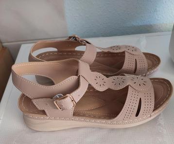Nieuwe sandalen van 39 of kleine 40 beschikbaar voor biedingen