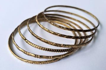 Set van 6 goudkleurige armbanden - diameter 6.5cm