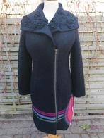 Zwarte mantel met kleurrijk motief - Desigual - maat 38, Kleding | Dames, Jassen | Winter, Desigual, Ophalen of Verzenden, Gedragen