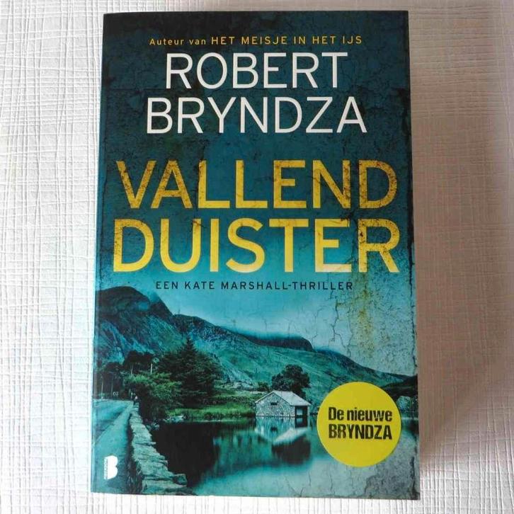 Robert Bryndza - Vallend Duister, Livres, Thrillers, Comme neuf, Belgique, Enlèvement ou Envoi