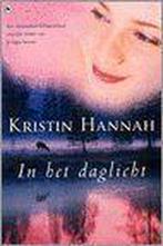 Te Koop Boek IN HET DAGLICHT Kristin Hannah, Gelezen, Ophalen of Verzenden, Kristin Hannah, Amerika