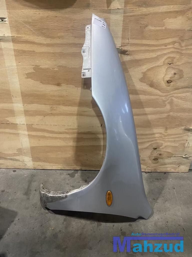 MAZDA 323 F 5 3L ZILVER GRIJS Links voor scherm zijscherm, Shinchi, Fuchu-Cho 3-1
730-8670  Hiroshima, Mazda Motor Corporation