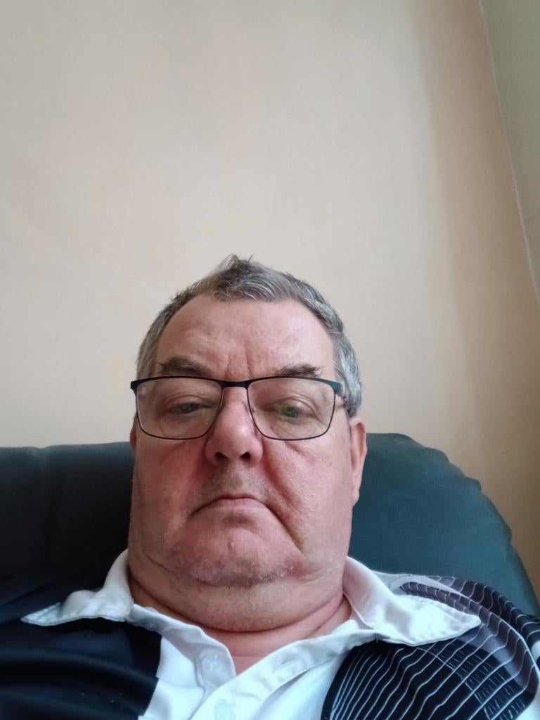 Man 56  zoek dame, Contacten en Berichten