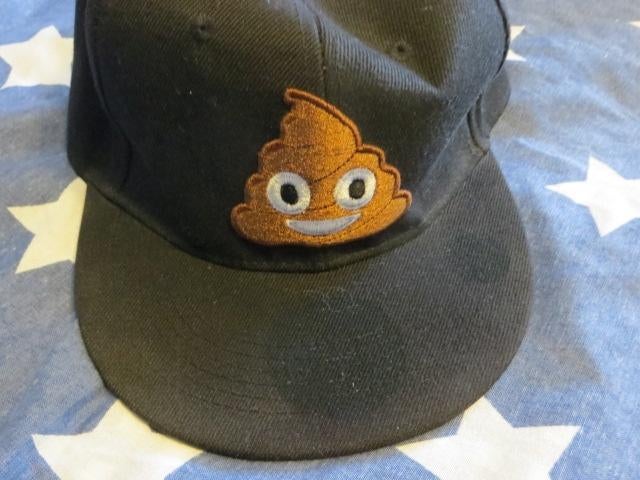 Zwarte pet met kakje - Emoji, Ophalen of Verzenden, Pet