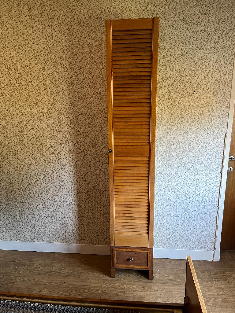 Hoge, smalle kast met lamellen, Ophalen