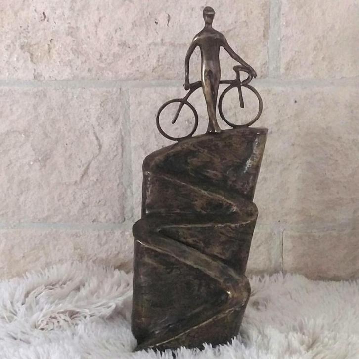 Urnen Sport: Fietser - Wielrenner - Voetbal- Motorrijder enz, Antiek en Kunst, Kunst | Beelden en Houtsnijwerken